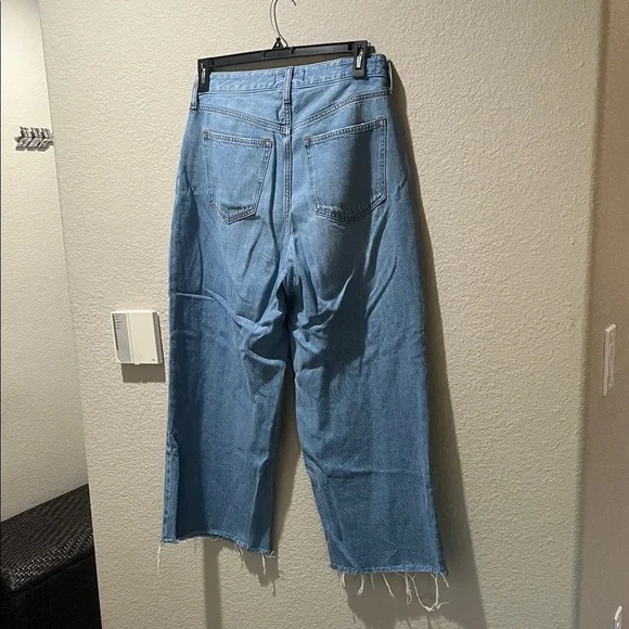 Abercrombie & Fitch - Curve Love High Rise Cropped Wide Leg Jeans - Picture 5 of 9